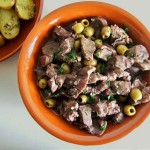 Italienisches Lammgulasch (Italienisches Lammgulasch mit Sardellen und Oliven)