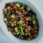 Auberginensalat (Auberginensalat mit Stangensellerie und Schokoladensauce)