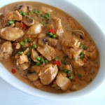 Hähnchenbrustfilets mit Erdnusssauce (Hühnerbrustfilets in Erdnusssauce)