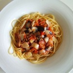 Radicchio mit Pancetta und Spaghetti (Radicchio und Pancetta in Tomatensauce mit Spaghetti)