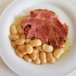 Luxemburger Schweinenacken mit Saubohnen (Luxemburger geräucherter Schweinenacken mit Saubohnen)