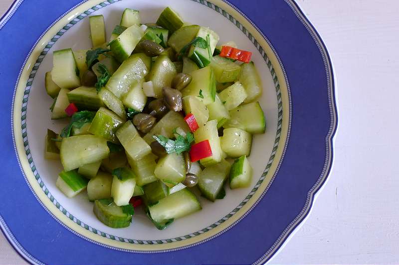 Süsaurer Gurken-Kapernsalat mit Chili