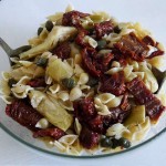 Nudelsalat mit Artischockenherzen und getrockneten Tomaten_ji-W800 (Nudelsalat mit Artischockenherzen und getrockneten Tomaten)