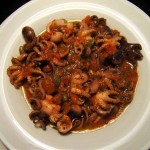Tintenfisch_ji-W800 (Octopus in Tomaten-Kapernsauce)