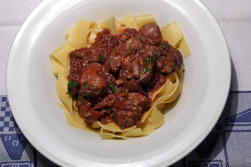 Fettuccine mit Hühnerleber in Rotweinsauce