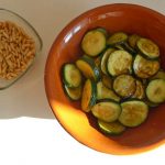 Gebratene Zucchini mit Pinienkernen_ji-W800 (Gebratene Zucchini mit Pinienkernen)