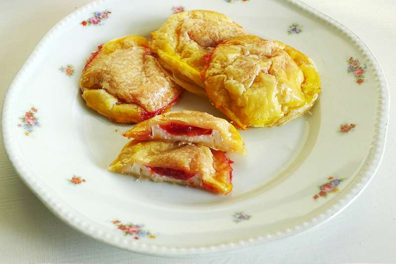 Blätterteigtaschen mit Ziegenkäse und Pflaumenkompott | Mundgericht