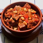 Rindergulasch mit Frühlingszwiebeln und weißen Bohnen_ji-W800 (Rindergulasch mit Frühlingszwiebeln und weißen Bohnen)