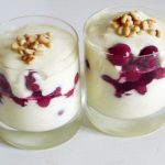 Englisches Dessert mit Kirschen und gerösteten Pinienkernen_ji (Klein) (Englisches Dessert mit Kirschen und gerösteten Pinienkernen)